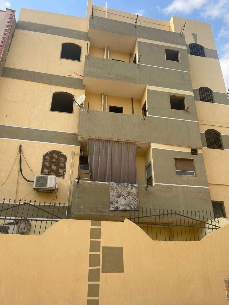بيت اهالي شقتين متشطبين وشقتين نص تشطيب