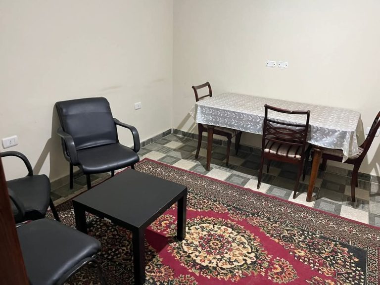 ستوديو للايجار مفروش بتكييف شارع الخمسين