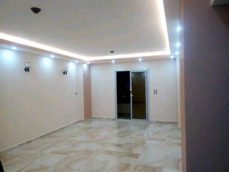 شقة متشطبة دور اول بلكونة واجهه امامي عمارة حجر هاشمي