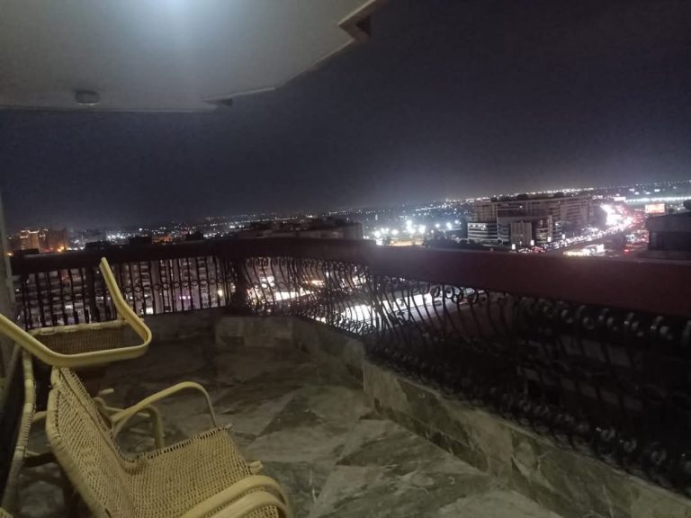 شقه للبيع في حافظ رمضان والنادي الأهلي وشارع النصر ٣٠٠