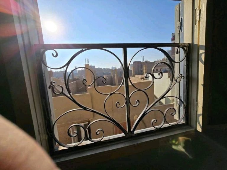 شقه للبيع تمليك دور ٥رابع علوي ليس اخير بجوار مدرسة