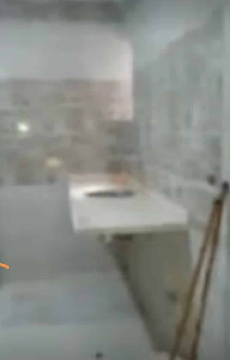 الشقه 3 غرف وريسبشن وحمام واحد ومطبخ بدون