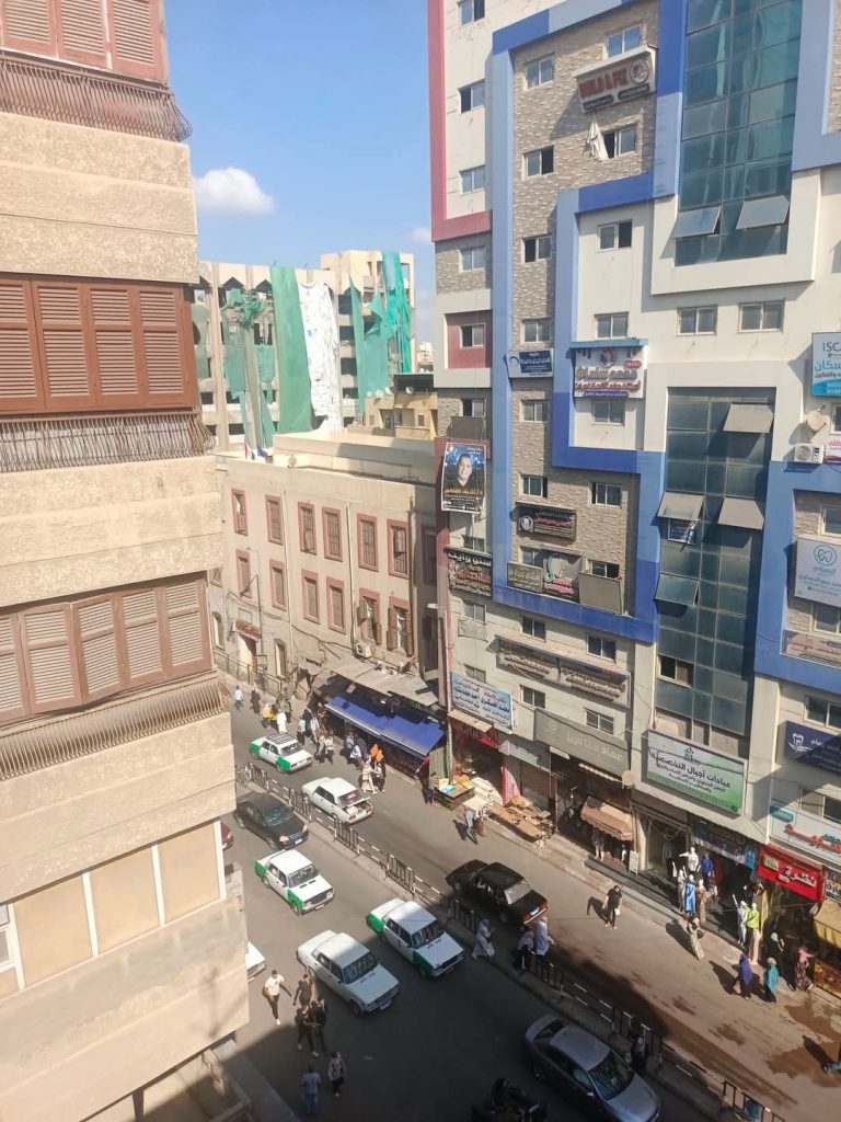 شقه للبيع في شارع عرابي دور خامس اخير سطوح