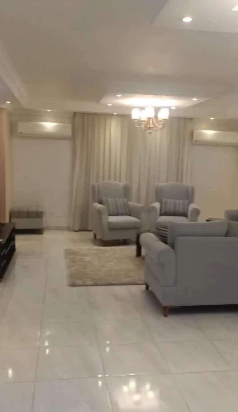 متاح للايجار شقه بميدان اسوان ببرج حديث فخم