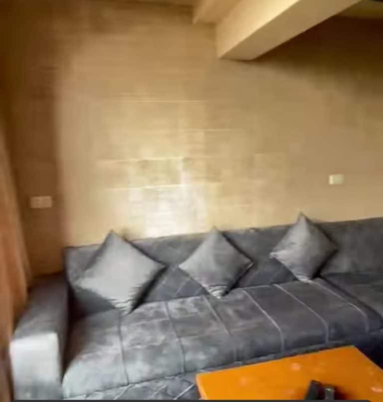 شالية غرفةسريرين كنب بيتفرد سرير كبير أول علوي مكيف فندقي