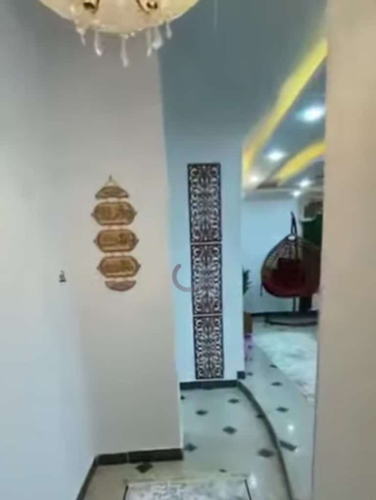 شقة غرفتين وريسبش كبير وحمام ومطبخ مكيفة بالكامل