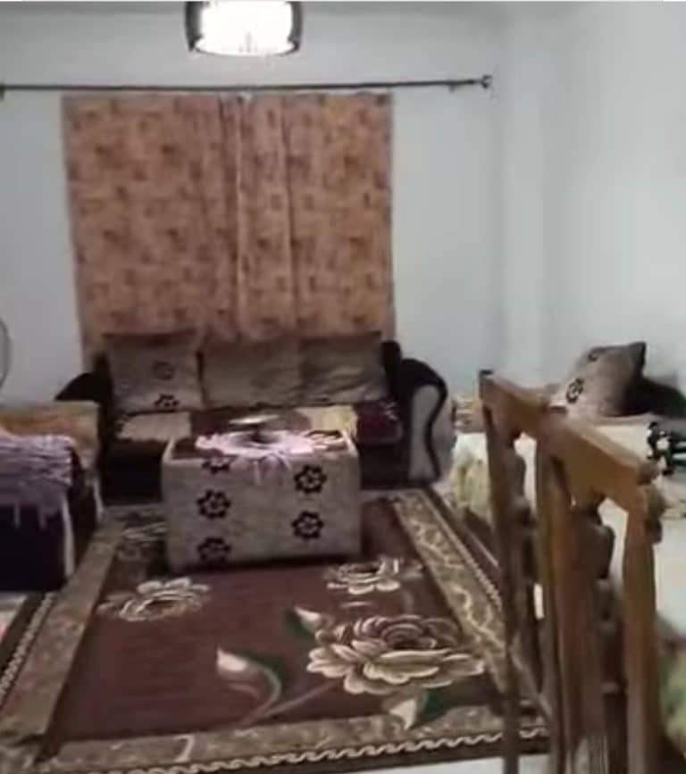 شقةمفروشةجميع الكمليات ٣نوم ٢حمام مطبخ رسبشن كبير دور تالت