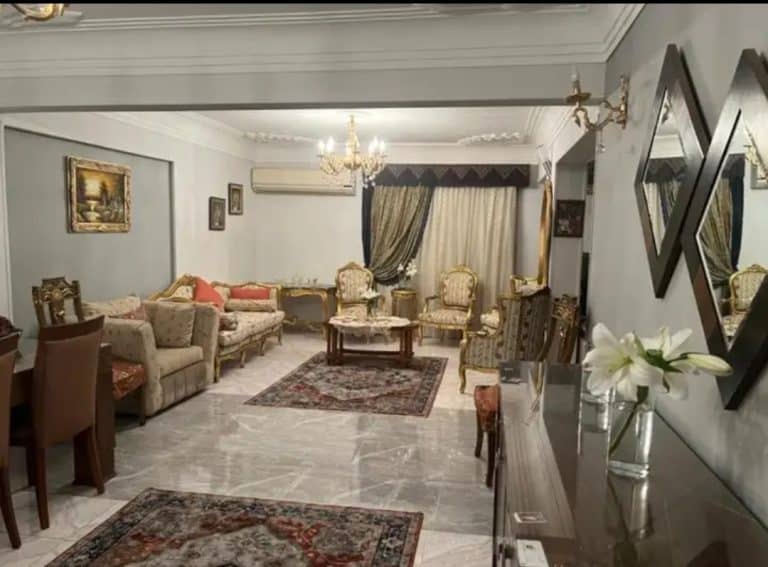 شقةللبيع بموقع مميز متفرع من شارع احمد الزمر الرئيسى خطوات