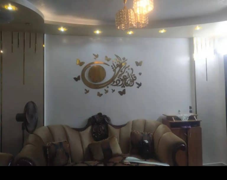 شقةللبيع فعمر بن العاص حجرتين وصاله دور تالت أمام مسجد