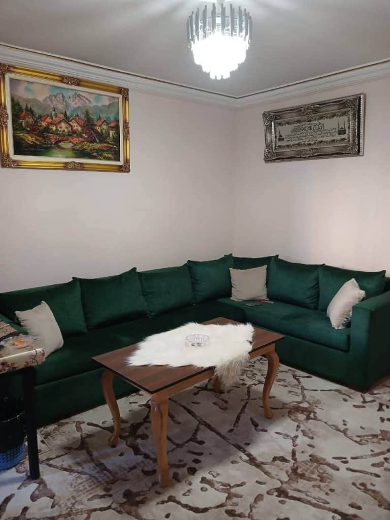 شقة للبيع بموقع مميز على الشارع الرئيسي مباشرةالمساحة: 100 متر
