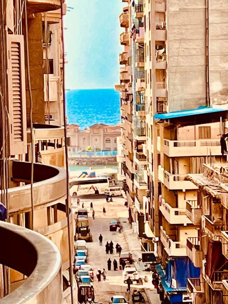 اغتنم الفرصه شقتك ترى البحر بوضوح 🤷‍♂️