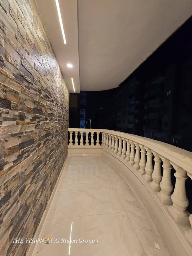 شقه ببلكون مميز في في شارع سكني هادي يبقى الشقه