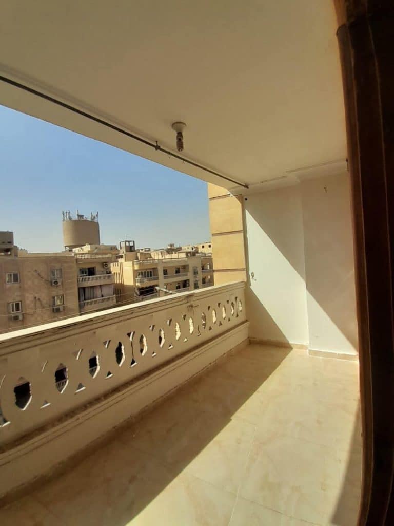 شقةللبيع دور رابع مكرر فوقيها دور وروف عشارع بوابه