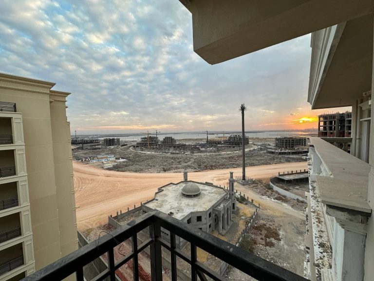 دوبلكس لؤطه فيو مفتوح ع البحيرة والمسجد مساحه 249متر