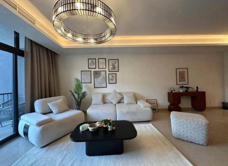 شقةهبيعها بمليون فكمبوند في ضهر الجامعه الامريكيه في التجمع