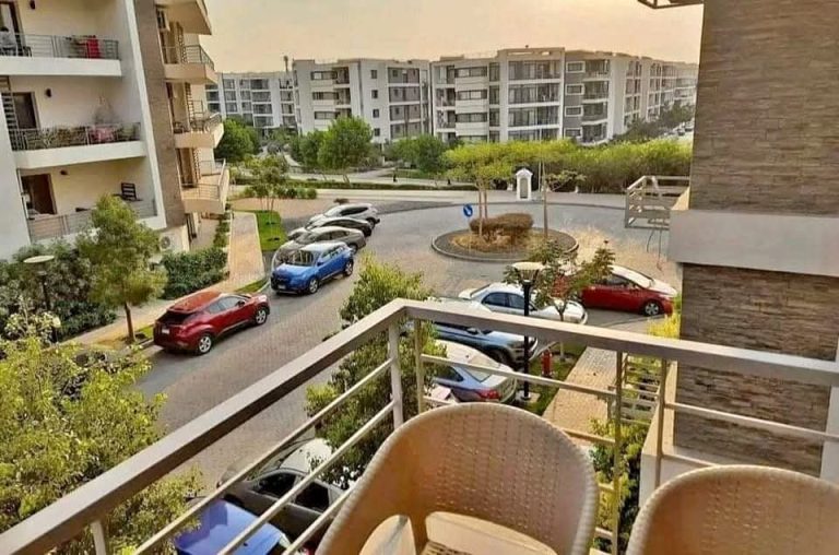 شقةللبيع فكمبوند Taj city امام مطار القاهرةودقايق من مصر الجديدة