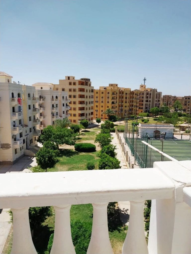 بقلب اسيوط الجديدةشقه بالاسكان الحر امام السوق التجاري