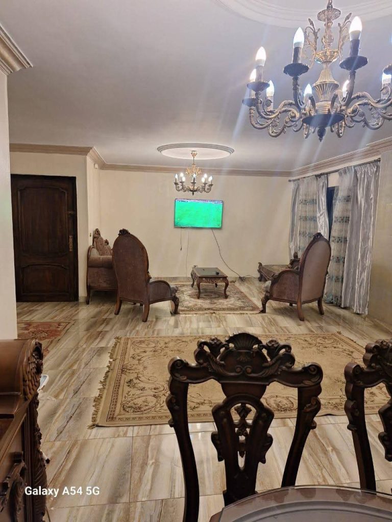 شقه بشارع الجزائربالمعادى الجديده امام البنك الأهلي