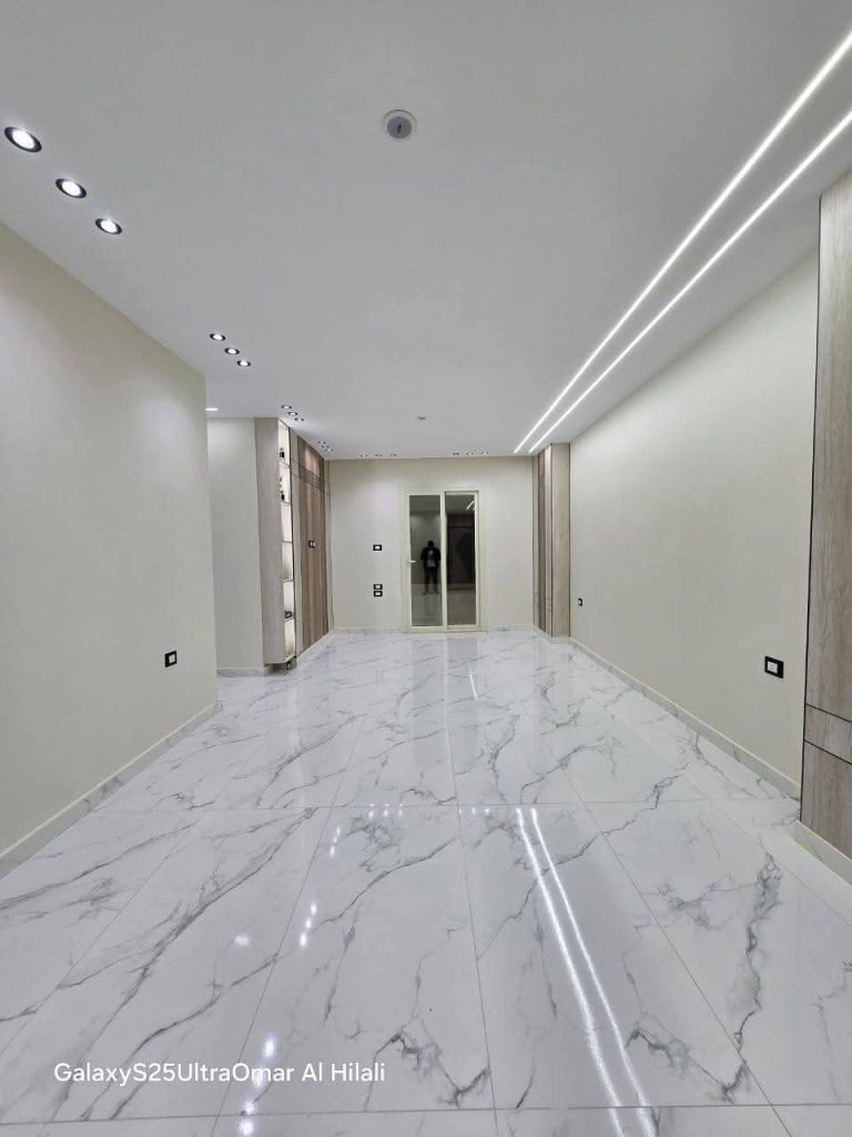 شقة بحري ببلكونه خطوات لشارع الجيش الرئيسي بالمهندسين