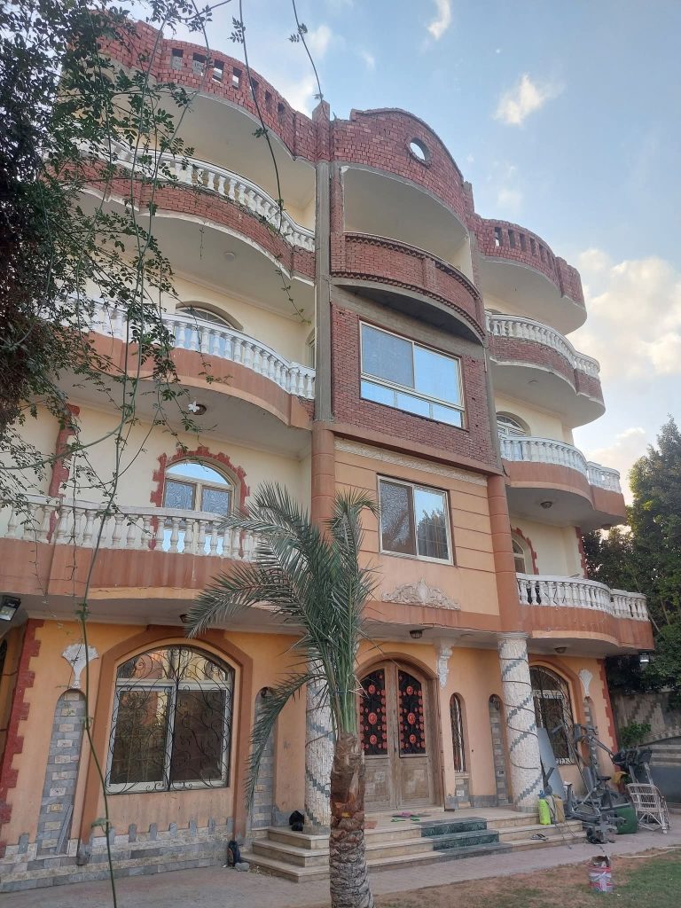 فيلا ارضي وثلاثةأدوار والرابع بدون سقف ومعاها نموزج٨مساحه الأرض٦٠٠م ابوالنمرس