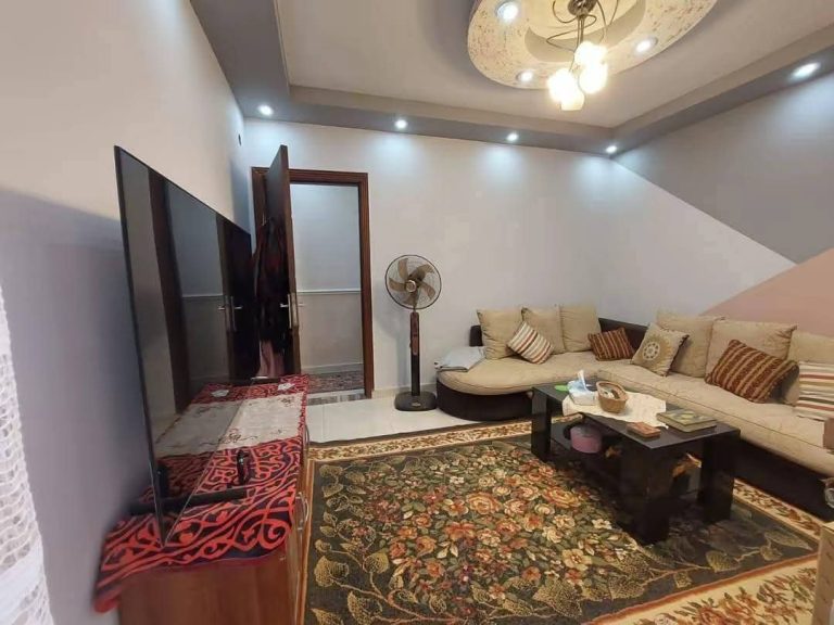 شقةأرضي مدخل من العمارة“ بجارن كبيرة بحدائق الاهرام
