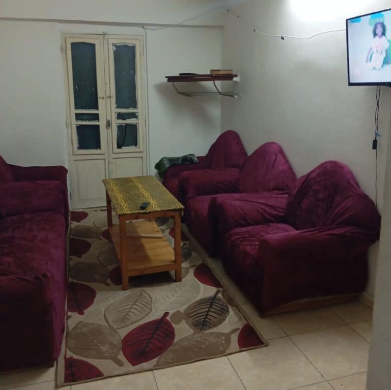 غرفةوصالةمفروش للإيجار📍 شارع سيدي كمال متفرع من المندرة بحر